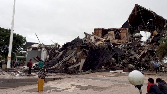 Penampakan Kantor Gubernur Sulbar usai di guncang Gempa Berkekuatan 6,2 Magnitudo jumat dini hari tadi 