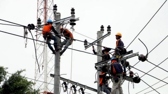 Petugas PLN Memperbaiki Jaringan Listrik Pasca Gempa Bumi Majene dan Mamuju 
