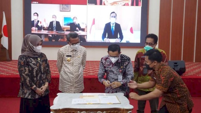 Ketua DPRD Sulsel Andi INa Kartika Sari Menyakasikan Penyerahan Bantuan kendaraan Hibah dari Jepang ke Pemerintah provinsi Sulsel