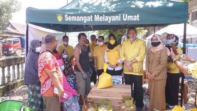 Ketua DPRD Sulsel Andi Ina Kartika Sari Menyalurkan Bantuan Kepada Warga Yang terkena Dampak bencana Kebakaran di Kabupaten Barru 