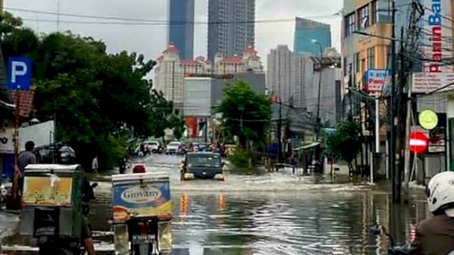 Banjir di Villa Green Jakarta Barat, Minggu (7/2). | @jktinfo