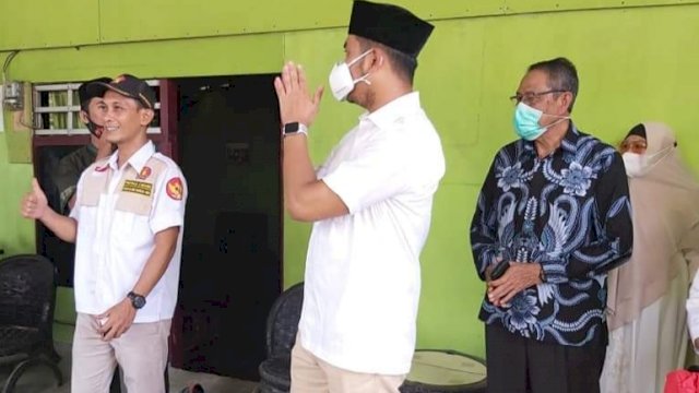 Andi Seto Gadhista Asapa bersama Andi Muchtar Mappatoba dan pengurus DPC Gerindra Kabupaten Sinjai, Minggu (7/2). | trotoar.id