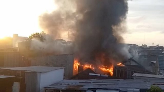 kebakaran yang terjadi di tengah padat panduduk di Kandea, Kota Makassar. Minggu (7/2) | trotoar.id