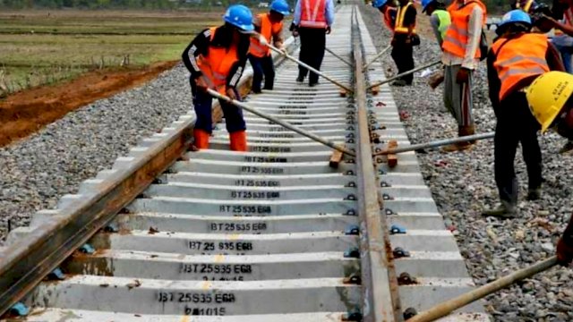 Pembangunan rel kereta api, (Ilustrasi)