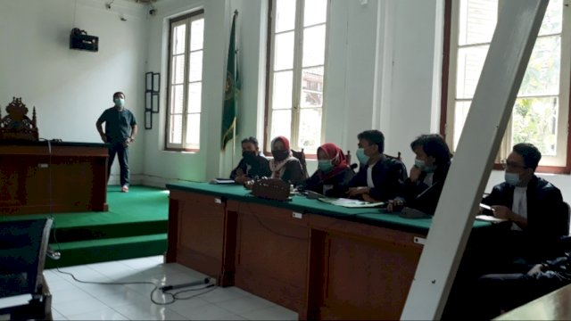 Sidang kasus terdakwa Ijul dkk yang didampingi enam pengacara dari Kobar, di Pengadilan Negeri Makassar, pada Kamis (11/2) | Alam/trotoar.id