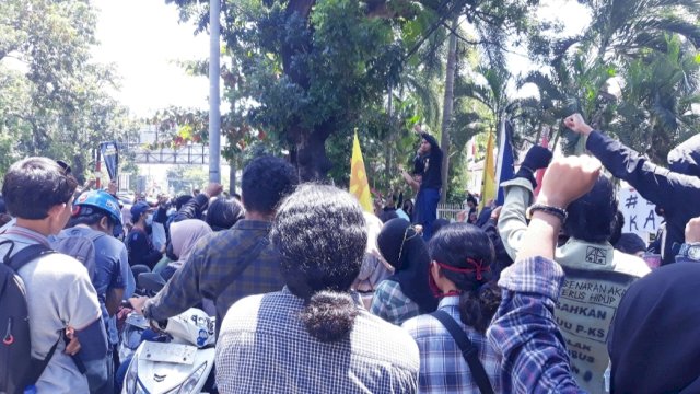 Aksi demonstrasi mengawal sidang putusan kasus Ijul dan 9 mahasiswa penolak omnibus law yang didakwa malakukan pengrusakan kantor NasDem Makassar, Kamis (11/2). | Alam/trotoar.id