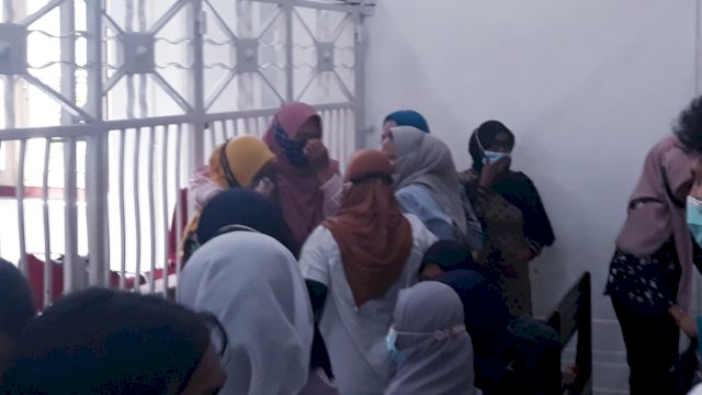 Para ibu dari demonstran itu sedang menangis mendengat Majelis Hakim PN Makassar memvonis bersalah anaknya, Kamis (11/2) | Alam/trotoar.id