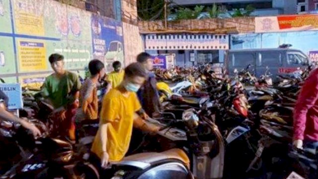 Puluhan motor pembalap liar diamakan di Makassar. Jumat (12/2) | sumber: tribun timur
