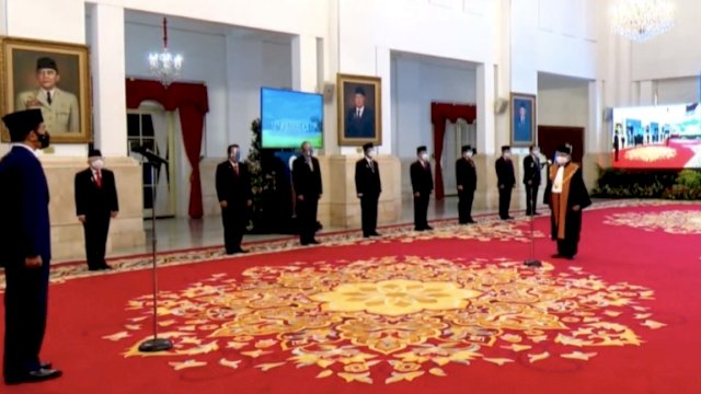 Presiden Jokowi menyaksikan Pengucapan Sumpah Wakil Ketua Mahkamah Agung (MA) Bidang Yudisial, Senin (15/2/2021, di Istana Negara, Jakarta. (Sumber: Tangkapan Layar YouTube Sekretariat Presiden)
