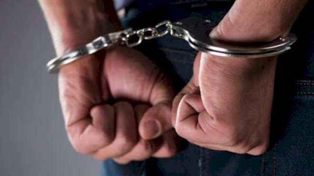 Seseorang yang sedang diborgol dari belakang, (Ilustrasi).