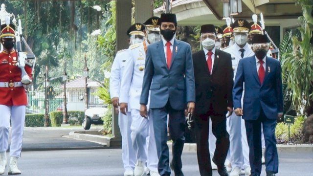 Presiden dan Wakil Presiden diikuti oleh tiga gubernur yang usai dilantik di Istana Negara, Jakarta, Kamis (25/2). | Sesnag/trotoar.id