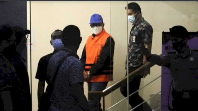 Nurdin Abdullah memakai rompi orange di kawal oleh tim KPK, Sabtu (27/2).