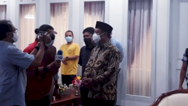 Plt Gubernur Sulsel Andi Sudirman Sulaiman, saat menggelat Konferensi Pers di Rujab Wagub Sulsel, Minggu, (28/2) malam. | Alam/ trotoar.id