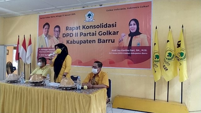 PLT Ketua DPD II Partai Golkar Barru Andi Ina Kartika Sari Memimpin Rapat Konsolidasi