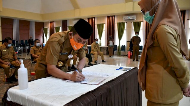 Bupati Luwu Utara Indah Putri Indriani Menyaksikan Penandatangan Komitmen Kepala OPD