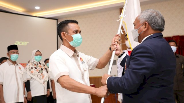 Ketua Komite Olahraga Nasional Indonesia (KONI) Sulsel, Ellong Tjandra melantik pengurus Koni Bantaeng di Balai Kartini, Bantaeng, Selasa, 2 Februari 2020. Pengurus Koni Bantaeng ini terdiri dari 46 orang yang dipimpin oleh Lukman Harun.