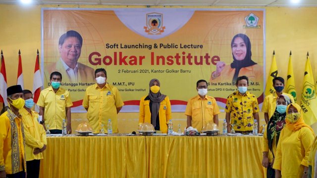 TROTOAR.ID, MAKASSAR -- Pelaksana Tugas Dewan Pimpinan Daerah (DPD) II Partai Golkar Kabupaten Barru Andi Ina Kartika Sari bersama dengan jajaran pengurus Golkar Barru mengikuti Soft Launching Golkar Institute yang dilakukan Oleh Ketua Umum dan Dibuka Oleh Presiden Joko Widodo