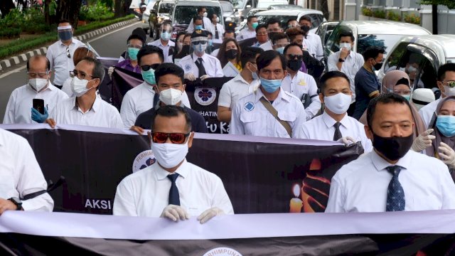 Aksi long march para pengusaha hotel dan restoran di Kota Makassar yang tergabung dalam PHRI Sulsel, dibahwa komando Anggiat Sinaga, Rabu (3/2/2021). | Alam/trotoar.id