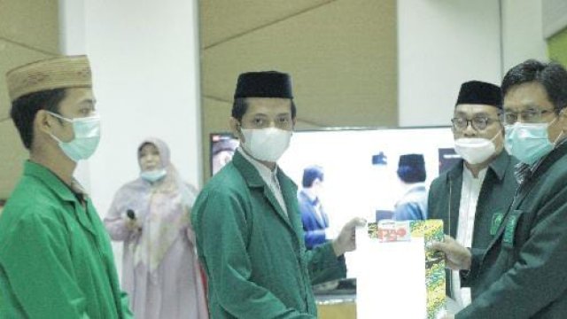 Dekan Fakultas Syariah dan Hukum (FSH) sebagai perwakilan Rektor menyerahkan langsung kartu perdana kuota kepada perwakilan mahasiswa, Rabu (3/2) | trotoar.id