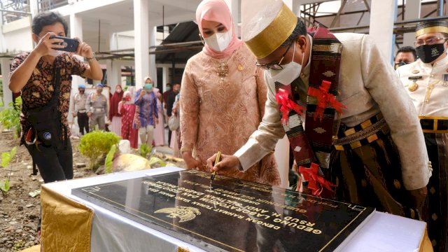 Gubernur Resmikan Gedung Baru Laboratorium dan Fisioterapi RSUD Sulthan Daeng Raja