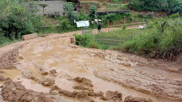 Jalan rusak di Dusun Malenteng, Desa Erelembang, Kabupaten Gowa. Selasa (16/2) | tim trotoar.id