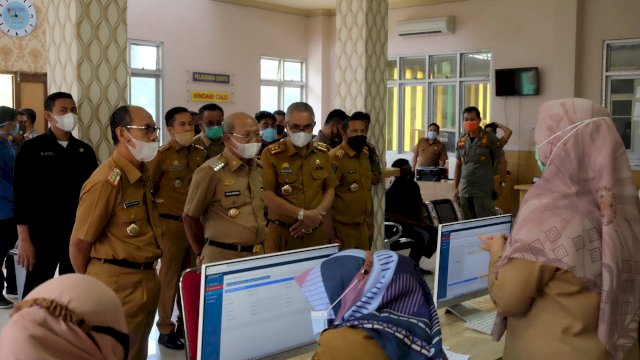 Saat Bupati Jeneponto Iksan Iskandar melakukan Sidak ke OPD, Selasa (23/2). | trotoar.id