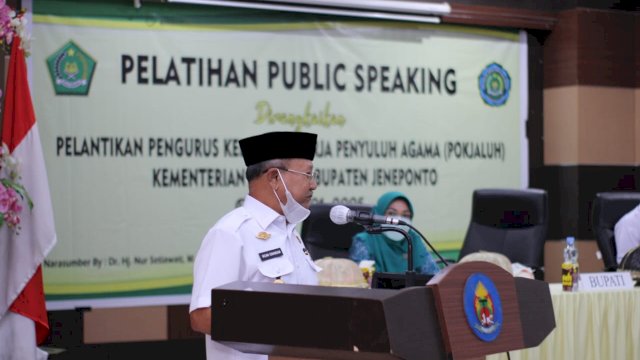 Bupati Jeneponto saat memberi sambutan pada pelantikan pengurus kelompok kerja penyuluh agama (Pokjaluh) oleh Kementerian Agama Kabupaten Jeneponto, Rabu (24/2) | Adhy / trotoar.id