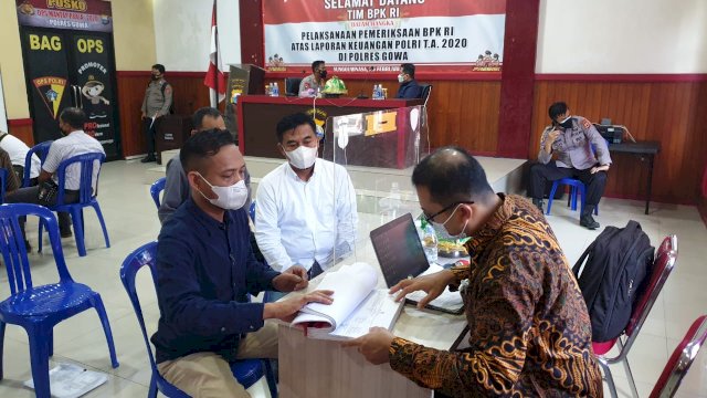 Saat tim BPK melakukan pemeriksaan di Mapolres Gowa, Kamis (25/2) | trotoar.id