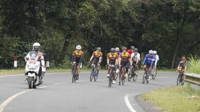 Jaga Kebugaran Sebelum Beraktivitas, Danny-Fatma Gowes Bareng Komunitas Sepeda