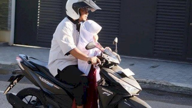 Plt Gubernur Sulsel Andi Sudirman Sulaiman saat membonceng anaknya menggunakan motor. (Ist)
