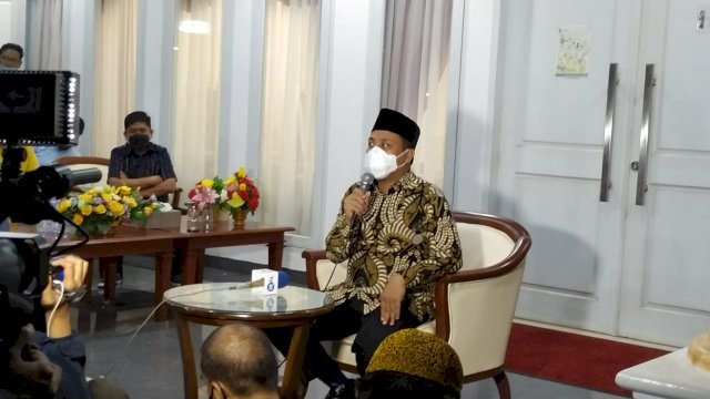 Plt Gubernur Sulsel Andi Sudirman Sulaiman, saat menggelat Konferensi Pers di Rujab Wagub Sulsel, Minggu, (28/2) malam. | trotoar.id