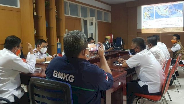 TROTOAR.ID, LUWU UTARA --- BMKG memprakirakan, prospek curah hujan di Kabupaten Luwu Utara bulan Februari sampai April 2021 diprediksi masih akan sangat tinggi, dengan sifat hujan di atas normal. BMKG menyebutkan, Kabupaten Luwu Utara adalah daerah Non ZOM atau Non Zona Musim. 