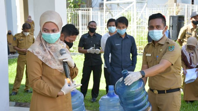 Bupati Luwu Utara INdah Putri Indriani Menyerahkan Bantuan Hunian Tinggal Tetap kepada Korban Banjir Bandang