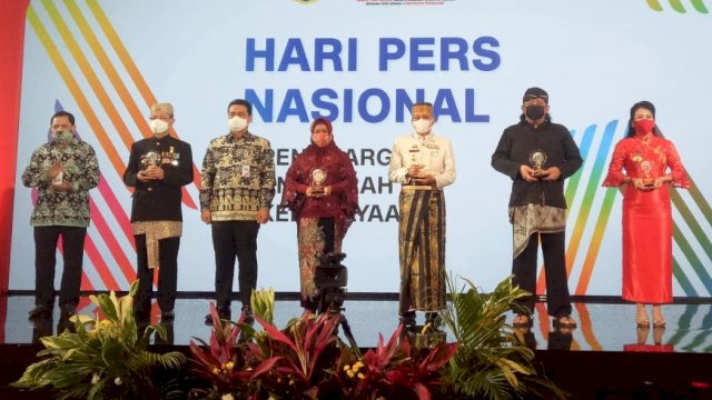 Walikota Parepare Menerima Penghargaan Dari PWI di Hari Pers Nasional