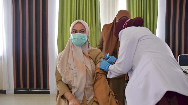 Bupati Luwu Utara Indah Putri Indriani menjalani Proses Vaksinasi Covid-19