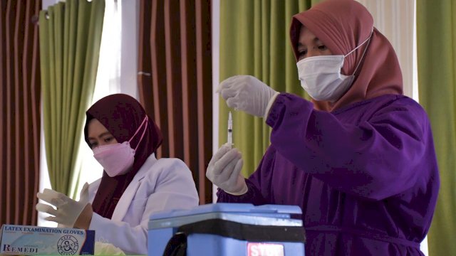 Tim Medis Pemerintah Daerah Luwu Utara Mempersipakn penyuntikan Vaksinasi Tahap kedua 