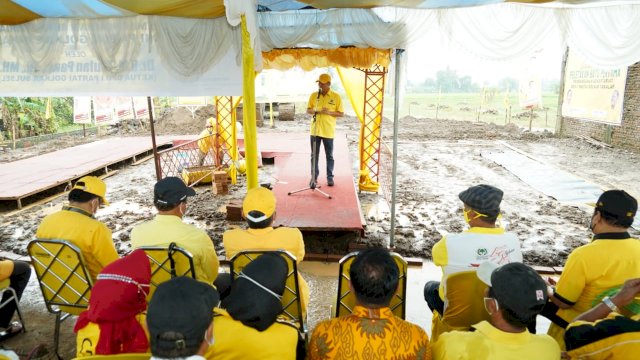 Ketua Golkar Sulsel Taufan Pawe Melakukan peletakan Bau pertama Pebangunan Sekretariat DPD II Golkar Kabupaten Takalar