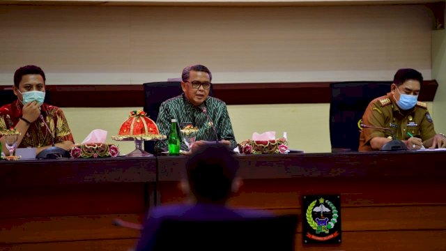 Wakil Ketua Komisi V Andi Iwan Darmawang Aras bersaam Gubernur Sulsel Saat menggelar Rapat Pembahasan Pembangunan Infrastruktru 