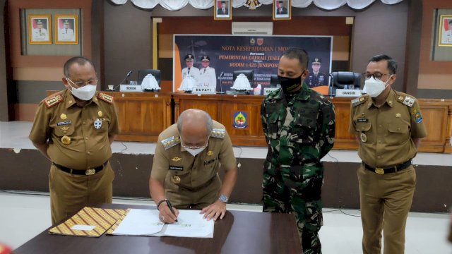 Bupati Jeneponto Iksan Iskandar melakukan penandatangannan MoU bersama Kodim 1425 tentang pembentukan Bank Sampah