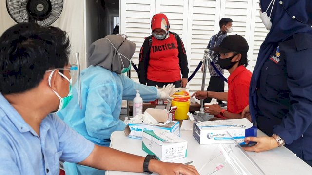Tim Satgaas Covid-19 Pemkot Makassar Melakukan Swab Antigen Kepada Kolega Yang ingin Mengucapkan Selamat kepada Walikota Makassar Usai Dilantik 