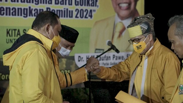 Ketua Golkar Sulsel Taufan Pawe Memerikan SK PLT kepada Lukman B Kady di Kediaman Viktor datuan Batara