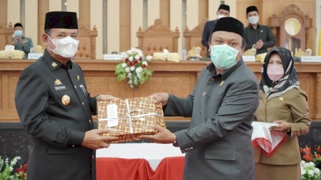 Dorong Pertumbuhan Ekonomi, Basmin M Serahkan Darf Ranperda Perubahan RPJMD