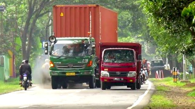 Truk yang saling serempet | Google.