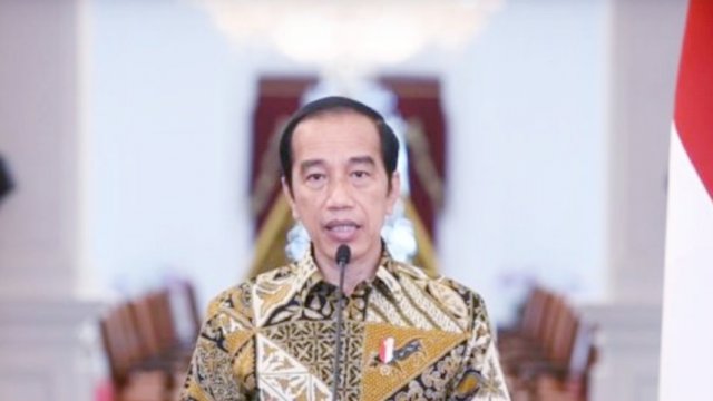 Presiden Jokowi dalam saat memberikan sambutan terkait persatuan menangani pandemi covid-19 di istana. | Setkab/Intan.