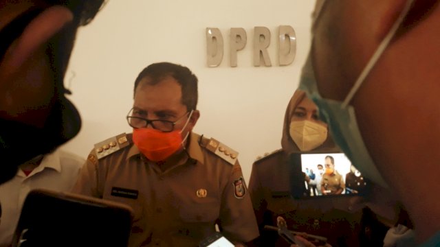 Wali Kota Danny Pomanto didampingi oleh wakilnya Fatmawati Rusdi, di DPRD Kota Makassar, Selasa (2/3). | Al/trotoar.id.