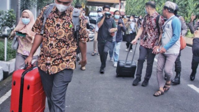 Saat tim KPK memboyong koper hasil geledahan do Kantor PUTR Sulsel, Selasa (2/3).| Lut/trotoar.id.