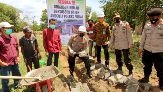 Peletakan batu pertama dalam pembangunan perumahan Polri, Selasa (2/3). | Sapri/trotoar.id.