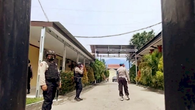 Kepolisian bersenjata lengkap berjaga saat kedua jenazah tiba di Rumah Sakit Bhayangkara Palu, Selasa (2/3/2021). FOTO ANTARA.