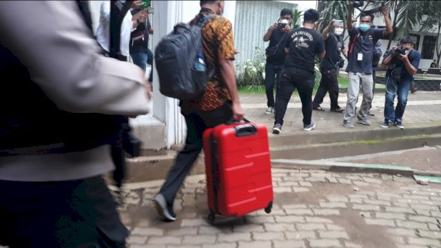 Tim KPK membawa koper dari ruang kerja Nurdin Abdullah, Rabu (3/3). | Al/trotoar.id