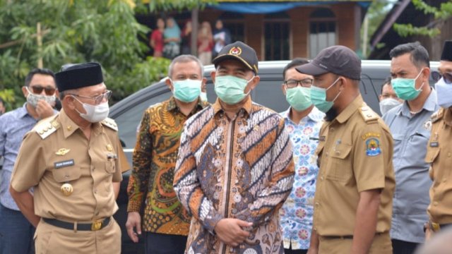 Menko PMK didampingi Bupati Bantaeng, Selasa (2/3/2021). | Hms.